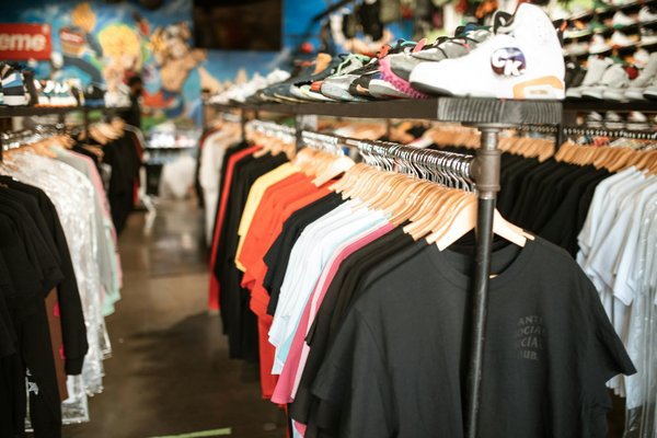 Comment marier des chemisiers en soie avec des jeans pour un look casual chic?