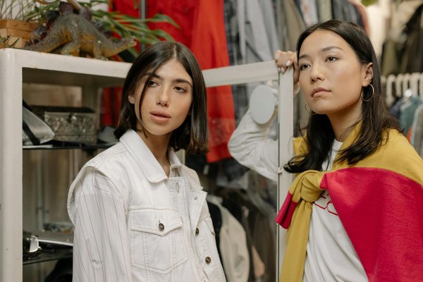 Comment styliser des jupes en soie pour un look de cocktail?