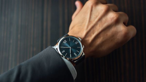 Guide ultime des bijoux en pierre masculins à adopter